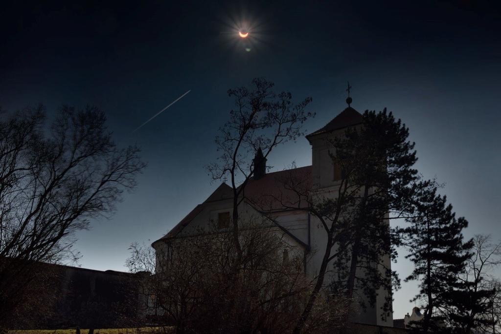 Zatmění slunce 20. březen 2015 Zatmění slunce nad obřanským kostelem foto I.