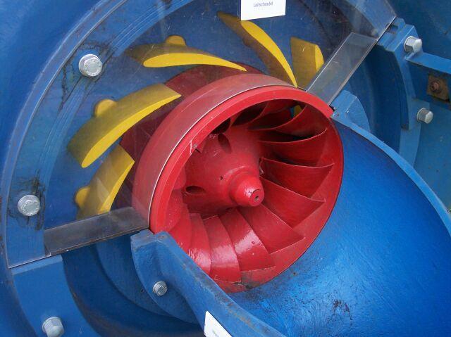 Kromě regulace natáčením rozváděcích lopatek se Kaplanova turbína reguluje i natáčením lopatek na oběžném kole.