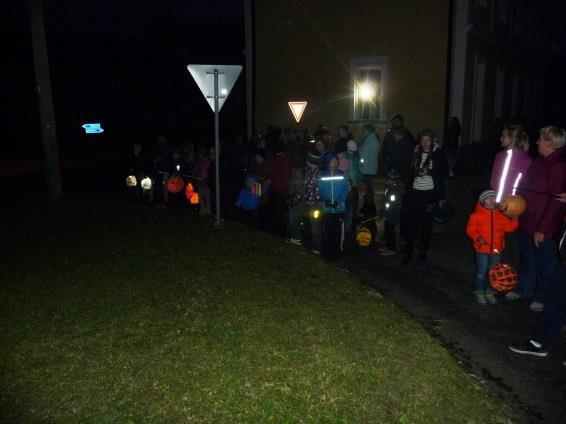 Oslava v naší obci proběhla již tradičním lampiónovým průvodem z obou našich obcí.