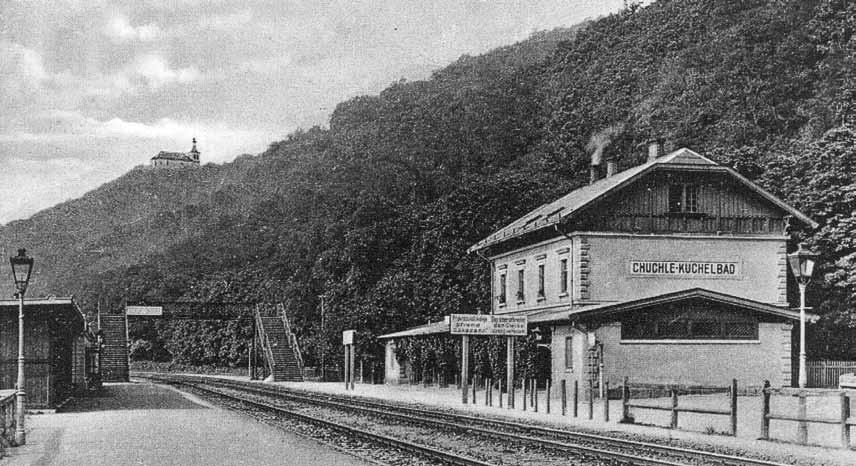 h i s t o r i e První chuchelská železniční zastávka na černobílé pohlednici je asi z roku 1910. V té době byla Chuchle lázeňskou obcí a stavěly tu i rychlíky.