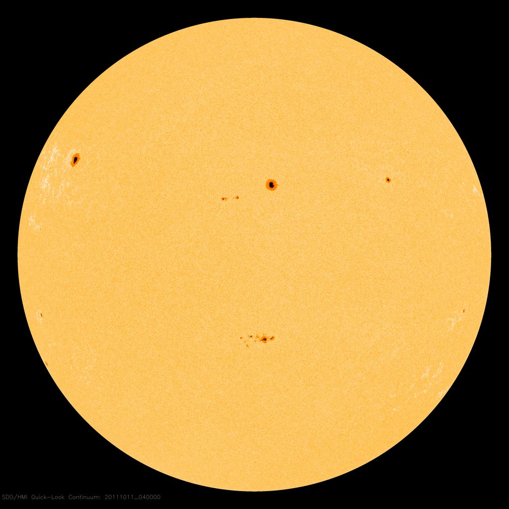 (napr ı klad na http://www.spaceweather.com). Obra zky vyuz ijte tedy pouze v krajnı nouzi a nejle pe s ve domı m vyuc ujı cı ho.