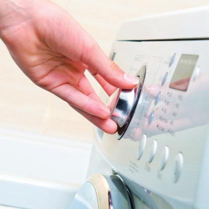 PRAČKA Při praní používejte přednastavené programy pro konkrétní textilní materiály. Ušetříte tak vodu, energii i svůj čas. Pračku zapínejte vždy, až když je plná.