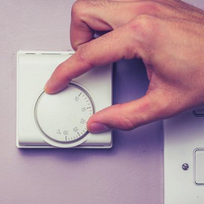 INTELIGENTNÍ DOMÁCNOST MYSLÍ NA ŠETŘENÍ ENERGIÍ ZA VÁS! Pokud je v místnosti moc horko, napadne vás zapnout klimatizaci.
