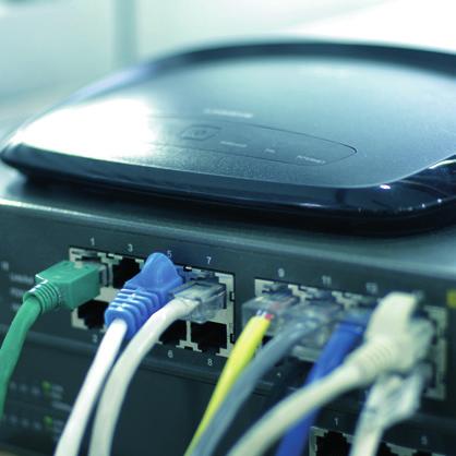 Dbejte na to, aby byl tento zdroj úsporný s vysokou účinností. ZÁLOŽNÍ ZDROJE Mediální server a inteligentní infrastruktura by měly mít stálý přísun elektrické energie.