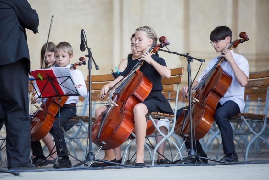 02. 06. Vystoupení na romském festivalu Khamoro 2017 a workshop lektorů pro děti Výroba papírových smyčcových nástrojů v parku Portheimka 07. 06. Rozhovor s ředitelkou NF Harmonie v ČRo Plus 09. 06. Koncert v kostele Nanebevzetí Panny Marie v Praze Klánovicích v rámci akce Noc kostelů 16.