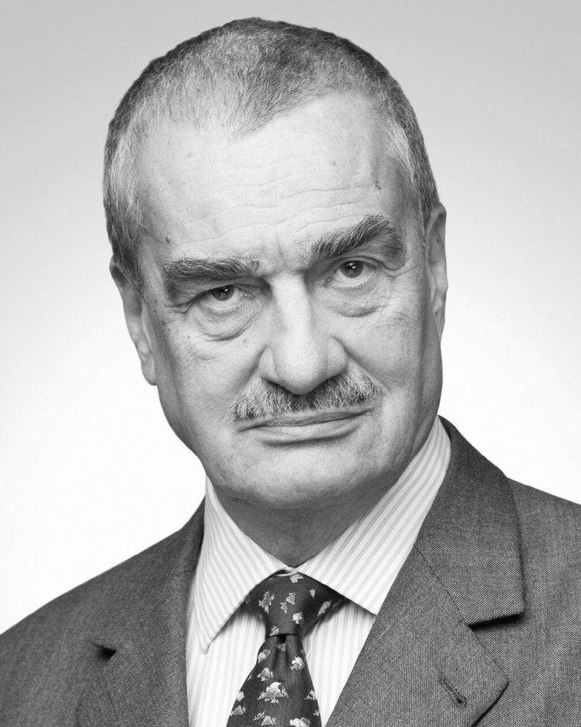 PROSINEC 2010 TREFA STRANA 5 OHLÉDNUTÍ ZA JEDNÍM ZE SEDMNÁCTÝCH LISTOPADŮ Mít západní auto, jezdit za sluncem k moři, případně si na dluh koupit domek.