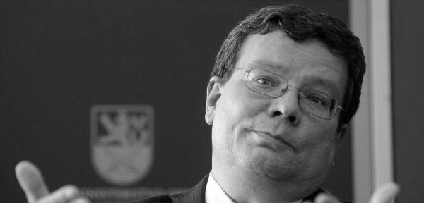 PROSINEC 2010 TREFA STRANA 7 Pane ministře Vondro, neznáme Vaší vojenskou hodnost, ale přesto by jste měl vědět, že žoldák zůstane vždy žoldákem.