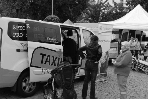 5 měst a okolní obce 24 222 jízd 1 402 klientů služby 151 342 kilometrů SENIOR DOPRAVA ČČK Projekt Senior doprava ČČK je zaměřen na provozování sociální dopravy přepravy pro seniory, osoby zdravotně