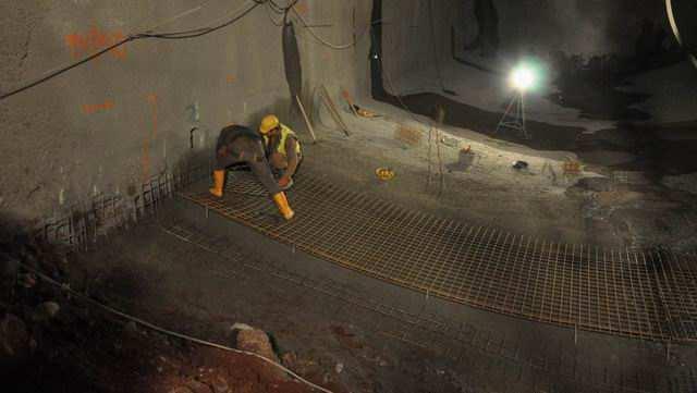 17, 18 Opatření k omezení konvergencí tunelu (zmenšení odstupu kaloty od jádra, instalace protiklenby) Fig.