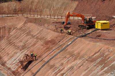 Zvláště, když už v té době měl projektant veškeré znalosti o geologickém masívu pohromadě a bylo možno sledovat reakce svahů a výkopku na uvolnění napětí a povětrnostní vlivy.