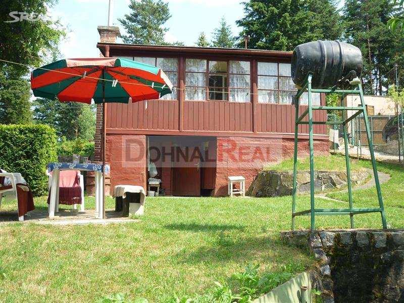 prostor 45 m 2 / cca 250 m 3 Podlahová plocha (započitatelná) cca 50 m 2 (ostatní místnosti započteny ½) Technický stav dobrý Výměra a kvalita pozemků jako celku 369 m 2 pozemek svažitý Lokalita