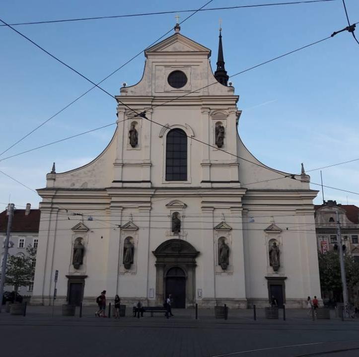 Pohřby panovníků ve vyzděných hrobkách pro jednu osobu s železným roštem a rakví jsou charakteristické pro 14., 15. a počátek 16. století. Tento typ pohřbu je typický především pro Polsko.