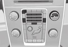 06 Systém infotainment Rádio Všeobecné informace Je-li vůz vybaven klávesnici na volantu* nebo dálkovým ovladačem*, lze často použít místo tlačítek na středové konzole klávesnici na volantu nebo