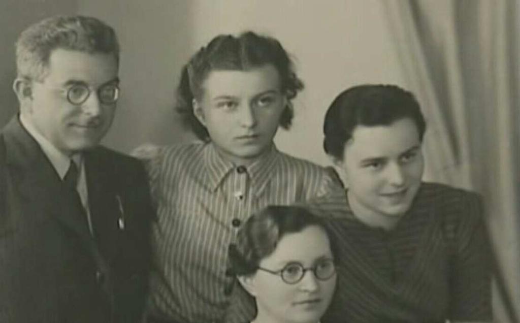 Sinderhaufová), sestra Jana Janovská (provdaná Burianová) Zleva: Jarmila