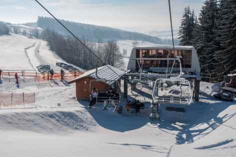 Nachází se zde pět skiareálů: SKI