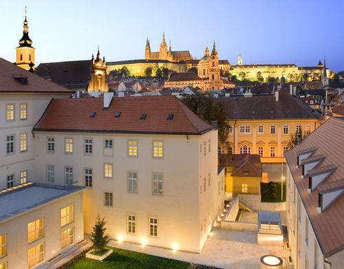 Architekti IBA přitom respektovali historickou hodnotu budovy. Bylo zachováno nejen původní průčelí paláce (vstupní dvoukřídlé dveře jsou národní kulturní památkou), ale i některé vnitřní prvky tzv.