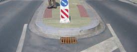 průsečné křižovatky se vložil středový ostrov a celá křižovatka