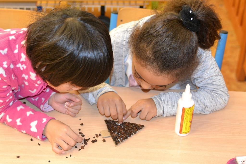 DĚTI 2. TŘÍDA V pondělí 17. prosince jsme se konečně dočkali vánočního vyrábění, na které jsme se velmi těšili.