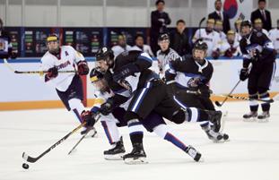 Soutěž, která zahájí ZOH Pchjongčchang 2018, je na hrách novou disciplínou: smíšená čtyřhra v curlingu. Hrají v ní dva týmy, v každém z nich je jeden sportovec a jedna sportovkyně.