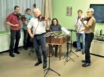 Odlehčené posezení s výbornou CM Satina s primášem panem Jiřím Adámkem se vyznačovalo milou atmosférou, bezprostředností, krásnými melodiemi a též mnohdy společným zpěvem.