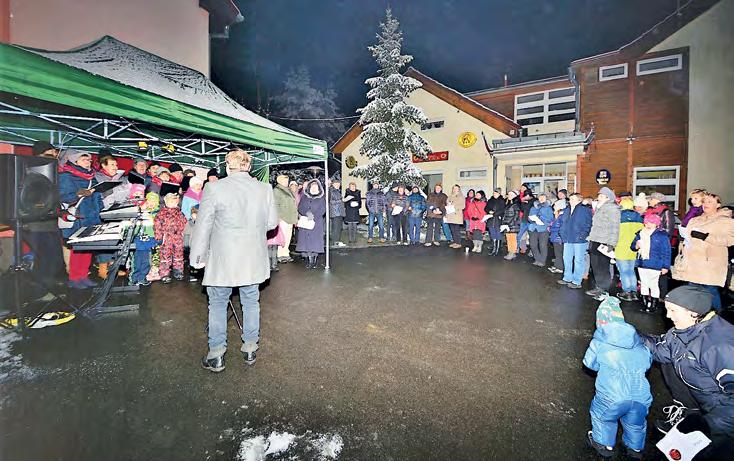 Na prostranství před hasičskou zbrojnicí zaměstnanci obecního úřadu postavili stan s osvětlením, pod nímž Jirka Tesarčík rozložil ozvučení a klávesy, na které nás při zpěvu doprovázel.