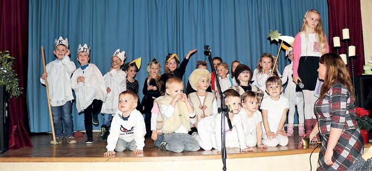 dokázali zastavit, sejít a zazpívat si. A určitě ty koledy zněly lépe a upřímněji než z reproduktorů v nákupních centrech.
