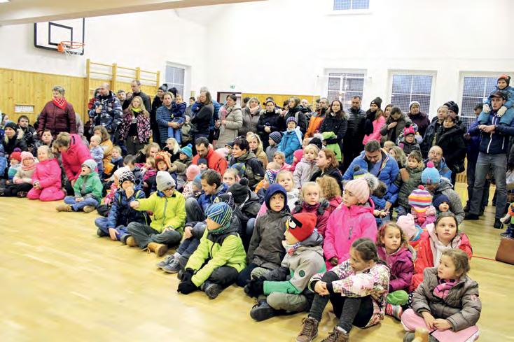 Každý výrobek našich dětí se dostane do rukou někoho, komu udělá velkou radost a zpříjemní sváteční dny. Děti vyráběly z papíru, stříhaly, skládaly, motaly, malovaly, a to s velkou chutí.