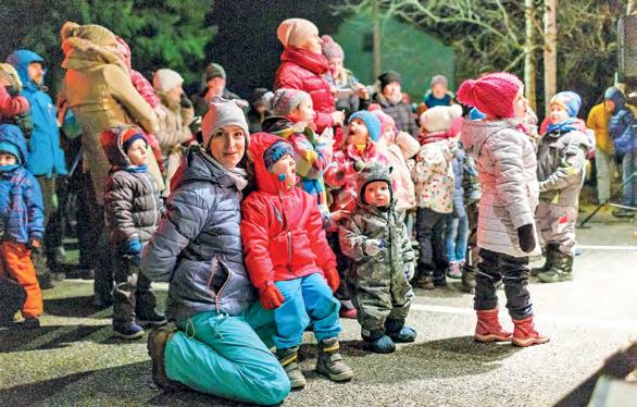 Slavnostní pásku krom vedení obce přestříhával také hokejista Zbyněk Irgl, který pak všem ochotně rozdával podpisy.