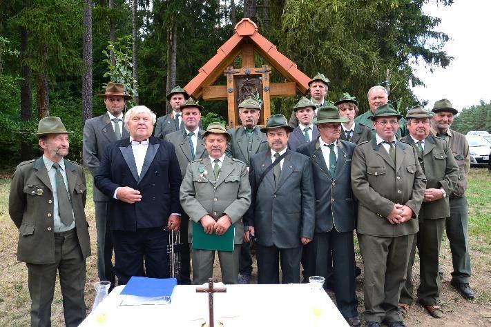 Zmíněný kříž nechal zhotovit člen místního mysliveckého sboru pan Lukáš Vostřihanský a celou akci myslivecký