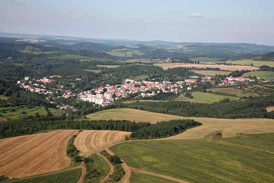 Manuál vizuální identity ŽLUTICE / 4 Grafické prvky 22 Použití v grafice 4.3 Dominanty použití Ne vždy je možné všechna pravidla dodržet.