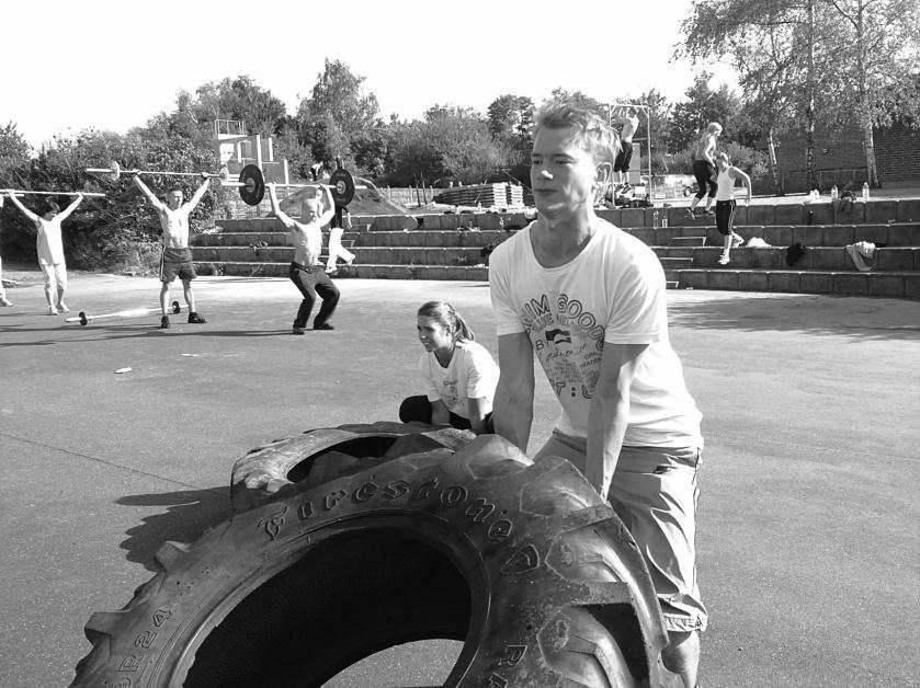 1.2.1 Zařízení pro CrossFit Velkou výhodou CrossFitu je fakt, že ke cvičení nejsou potřeba téměř žádné stroje ani velké prostory. CrossFit se dá cvičit v tělocvičně, doma, v parku nebo v lese.