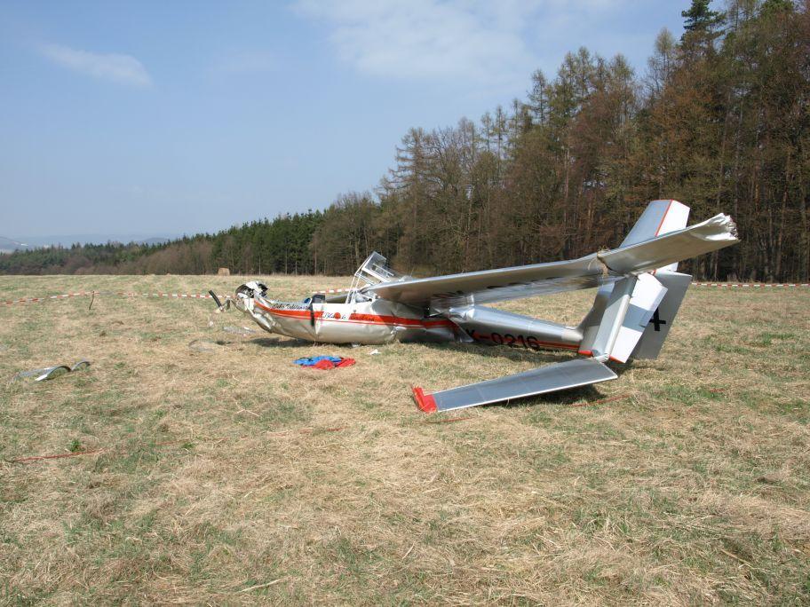 1.3 Poškození letadla Kluzák byl zničen působením sil v důsledku nárazu do země. Kluzák po nehodě 1.4 Ostatní škody Na místě letecké nehody další škody nevznikly. 1.5 