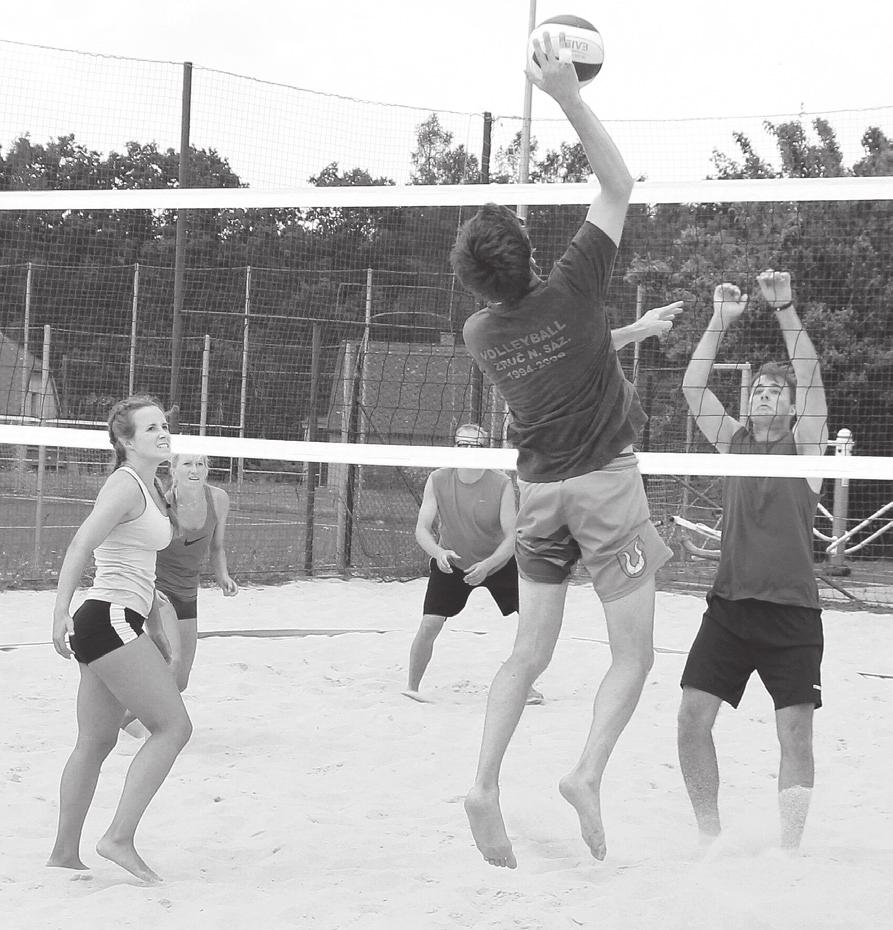 Dvoudenní líté boje se konaly na třech kurtech ve volej Na třech kurtech bylo odehráno devětadvacet utkání. FOTO: JOSEF TŮMA balovém areálu za sportovní halou.