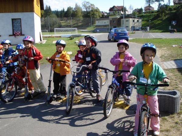 PŘÍLOHY Roční plán zlepšování 2010 Název činnosti Naplnění kritérií kategorií D a C v oficiální evidenci místní Agendy 21 (http://ma21.cenia.cz). Ukazatel: Zodpovědnost: Spolupráce: 15.