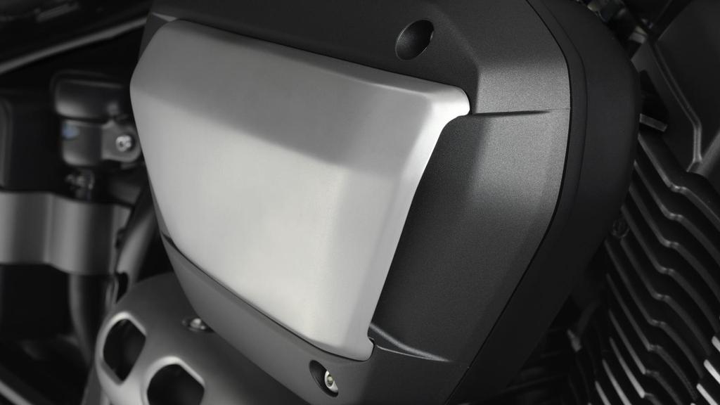 Přepracovaný systém sání Nový kompaktní vzduchový filtr, umístěný na pravé straně motoru, je navržen pro vynikající účinnost a přispívá k elegantnímu vzhledu motocyklu.