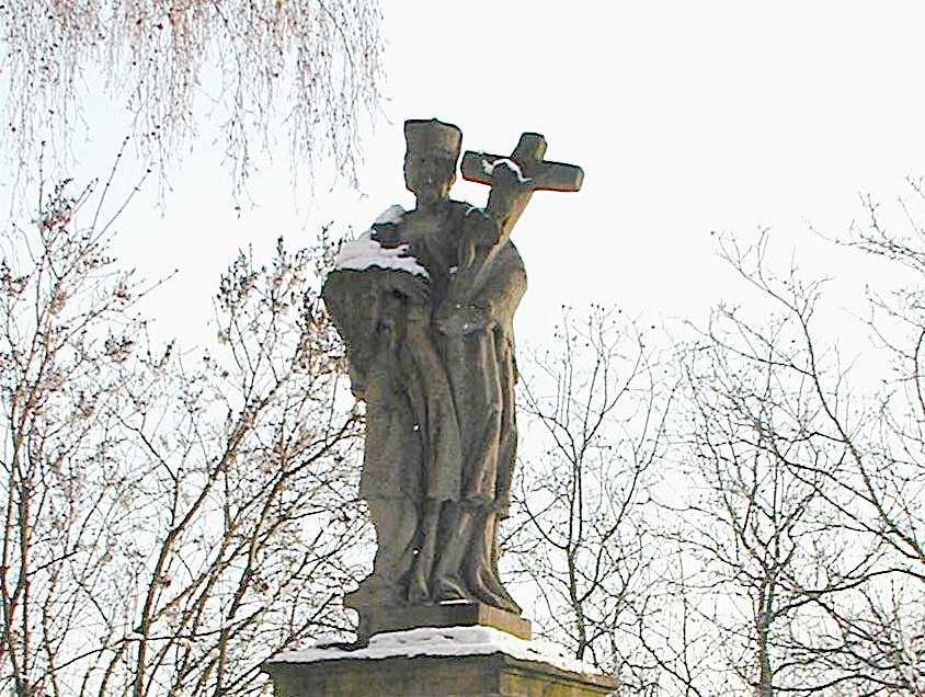 V kostelní zahradě nacházíme další hostivickou sochu svatého Jana Nepomuckého (poslední stojí v