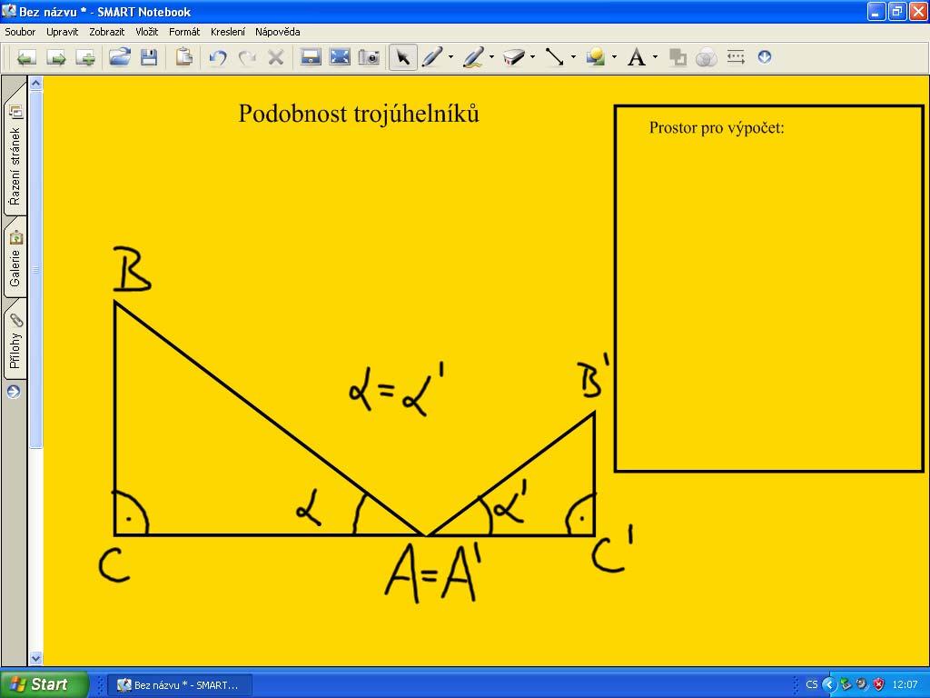 Příklad dalšího typu řešených úloh. Žáci mění postupně velikosti trojúhelníků při zachování velikosti úhlů (hlídá úhloměrem jeden z pracující dvojice). Zadání resp.