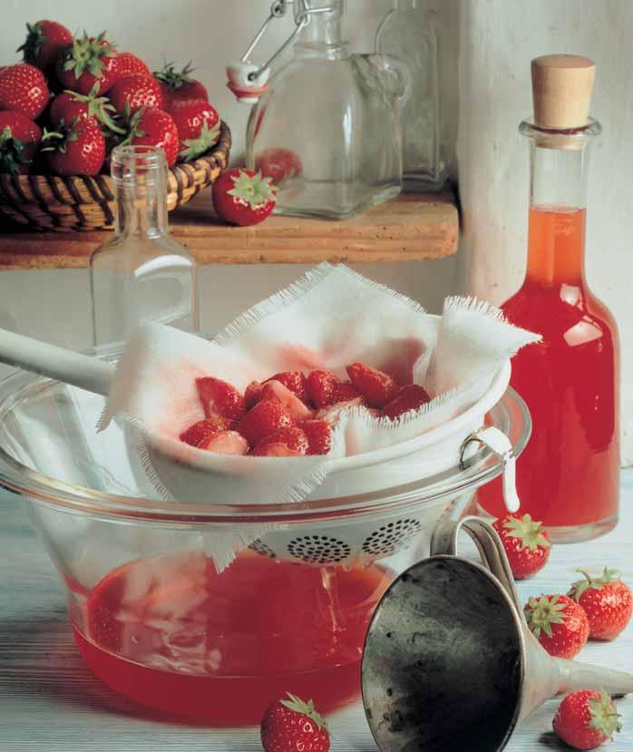 Jahodov sirup (na 1,75 l sirupu) 1 l pfievafiené studené vody 1 kg oãi tûn ch, omyt ch a rozmaãkan ch jahod 1/2 bal. Kyseliny citrónové Dr.Oetker 1/2 bal.