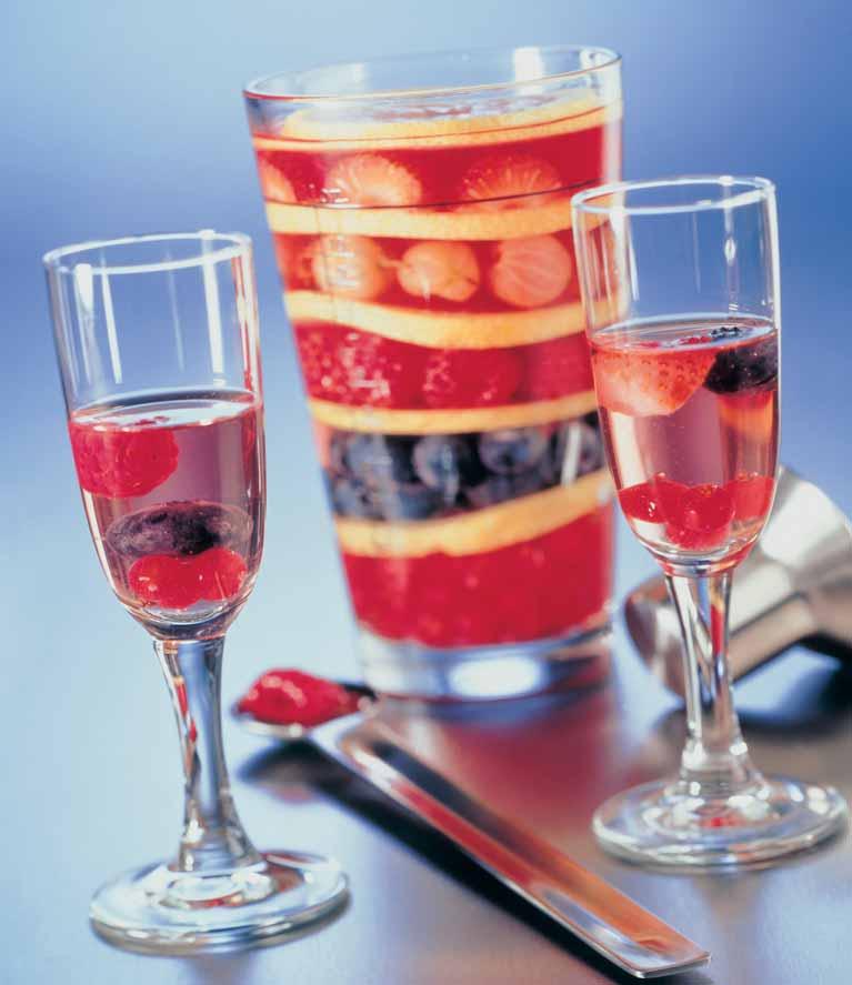 Ovocná bowle (na 4 sklenice po 500 ml) 5 ãerstv ch citrónû 200 g malin 200 g borûvek 200 g angre tu 200 g mal ch jahod Citróny nakrájíme na cca 4 mm tenké plátky a rozdûlíme jimi vrstvy ovoce
