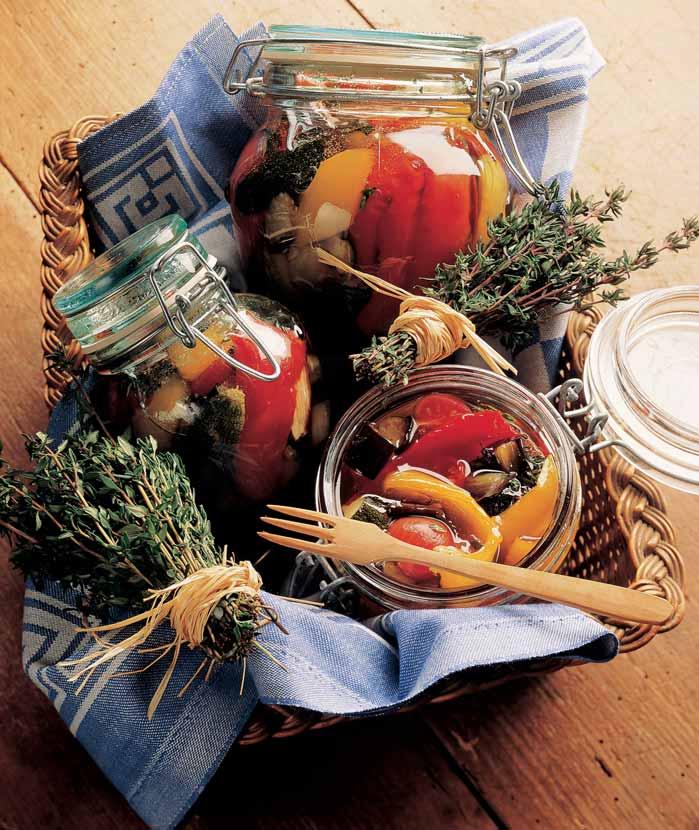 Papriková trikolóra s cuketou (na 5 sklenic po 1 l) 520 g ãerven ch paprik 520 g Ïlut ch paprik 520 g zelen ch paprik 520 g okurek 520 g cukety 1,5 l vody 500 ml octa