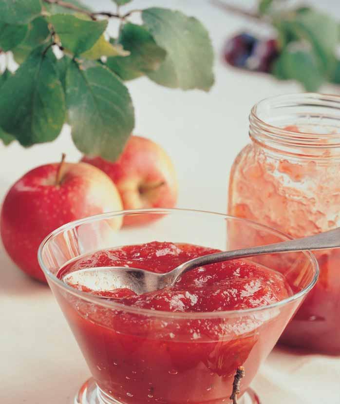 Jablko- vestková marmeláda s koriandrem a mátou (na 4 sklenice po 350 ml) 500 g oloupan ch jablek zbaven ch