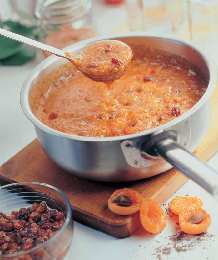 MeruÀko-maková marmeláda (na 4 sklenice po 350 ml) 100 g rozinek 4 lïiãky rumu 900 g vypeckovan ch