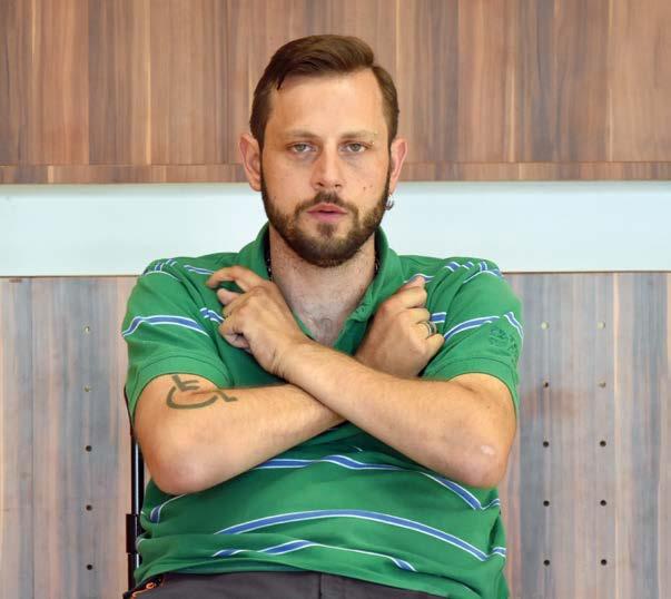 19. LOKALIZOVANÉ DÝCHÁNÍ Výchozí poloha: Napřímený sed na vozíku, hlava je vytažena za temenem vzhůru.