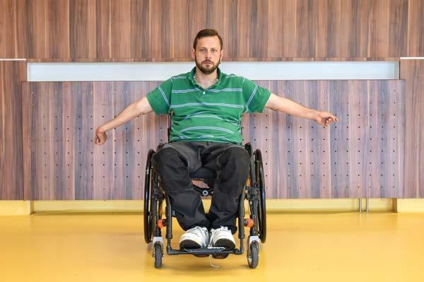 Proveďte pomalu nádech spojený se zvednutím horních končetin, následně prudce vydechněte s přidáním hlásky S, Š či F a