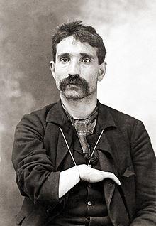Charles Lucky Luciano Obr. č. 6 Peter Morello Salvatore Luciano spatřil svět roku 1897 ve vesnici Lercara Friddi na Sicílii. V roce 1906 se jeho rodina přestěhovala do USA.