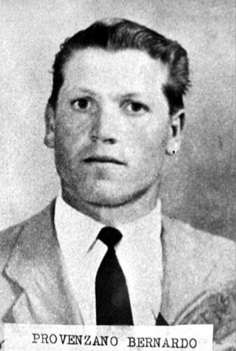 Roku 1970 rozpoutává válku proti konkurenčním klanům a roku 1974 se stává bossem corleonské mafie (L. Leggio je zatčen). Vrcholem Riinova zastrašování byly vraždy dvou soudců G. Falconeho a P.