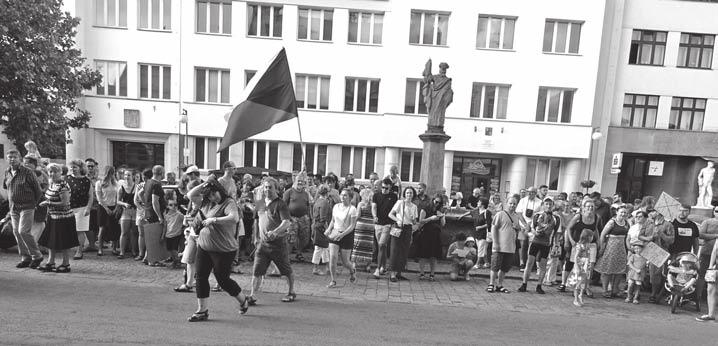 Po této disciplíně byl volný večer, kdy se děti mezi sebou mohly seznámit skrze hraní fotbalu, frisbee, poznávání školní zahrady se zvířaty a dalšími aktivitami.