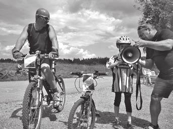 Dlouhý peloton cyklistů se vydal od heřmanické klubovny městem ke klášteru a táhlým stoupáním přes Podlevín až k sedlu Na Veselce. První fyzicky náročný úsek startovní pole potrhal.