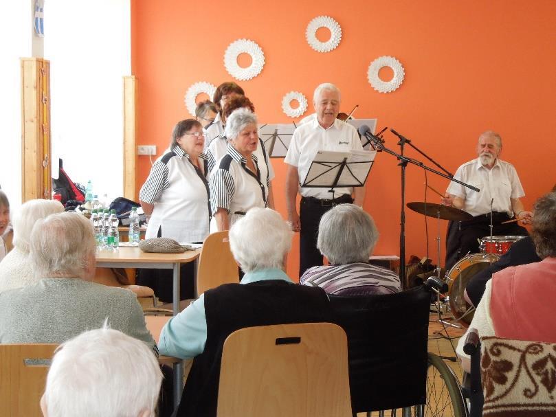 KVĚTEN 2015 5. 5. Hudební vystoupení Seniorkapely. 14. 5. Koncert ke Dni matek ZUŠ Kralovice pobočka H.