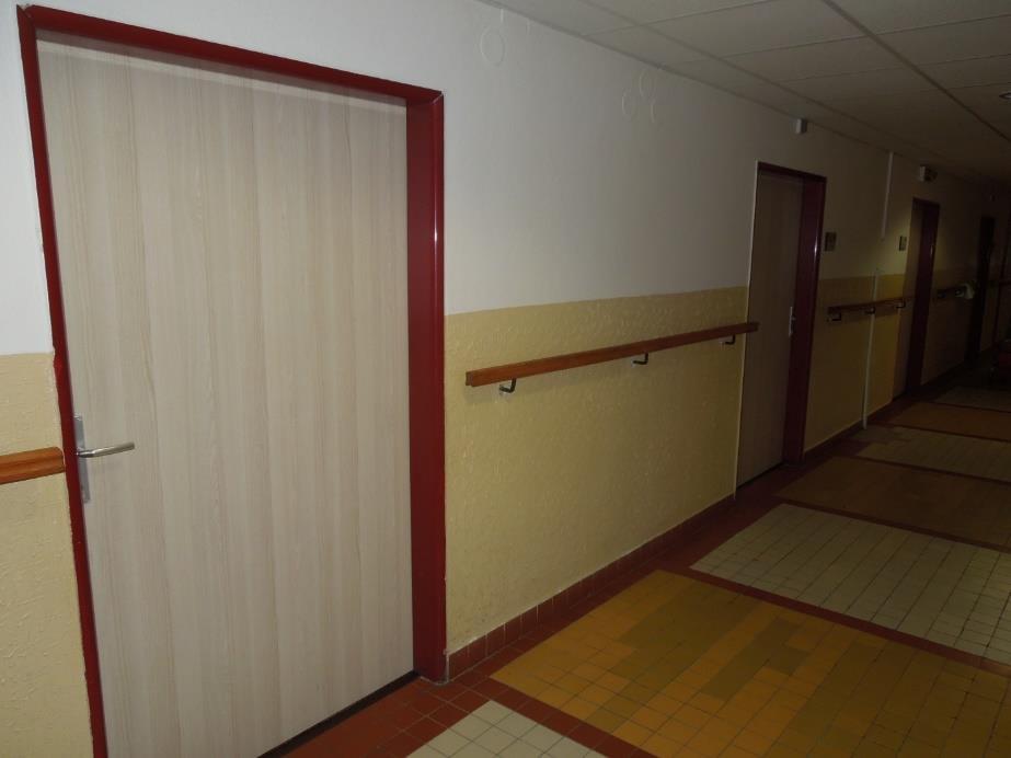 Náklady na služby jsou převážně za nakupované služby (úklid, praní prádla, ostraha) Pohled do opravené koupelny Ostatní